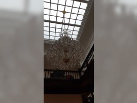 Interieur einer Villa mit einem erloschenen Kronleuchter