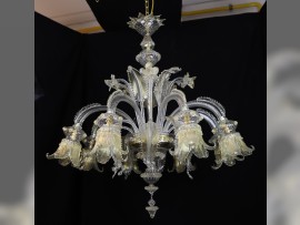 Eine originalgetreue Nachbildung eines Murano-Kronleuchters