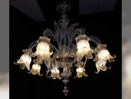 Das Licht bringt den goldenen Schimmer der Glaselemente des historischen Kronleuchters zur Geltung