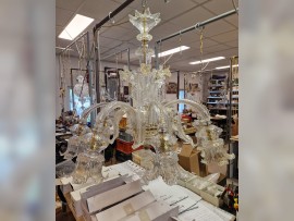 Montage eines Murano-Kronleuchters in einer Werkstatt