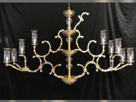 Installation von Glasvasen auf einem Kronleuchter in der Werkstatt