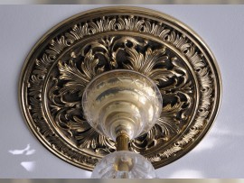 Die Deckenrosette ist aus Messingguss gefertigt.