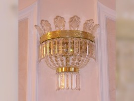 Die Kristallwandleuchte mit Glaspalmenblättern