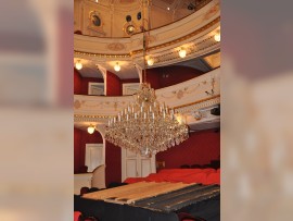 Absenken des Kronleuchters auf den Boden des Theaters für den Service