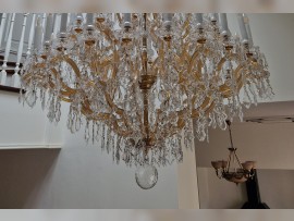 Detail des unteren Teils der luxuriösen Teresian-Leuchte