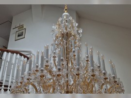 Lange Kerzenleuchter aus Glas, typisch für die Zeit Ludwigs XVI