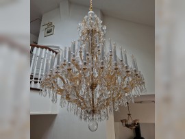 Ein großer Maria-Theresien-Kronleuchter mit langen Kerzen