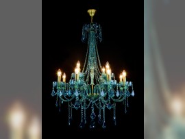 Dekorativer blau-grüner Kristallkronleuchter mit goldenen Messingröhren (wenn beleuchtet)