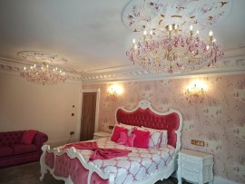 Rotes Schlafzimmer – Ausführung mit 18 Glühbirnen und mandelförmigen Kristallen in einem violetten Schirm