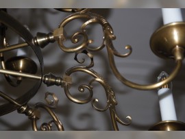 Detail des dunkel gebeizten Metalls mit Fisch
