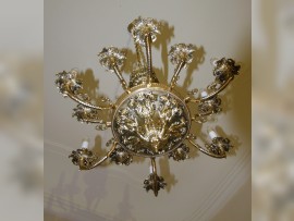 Blick auf die Unterseite eines Kronleuchters aus Goldmessing