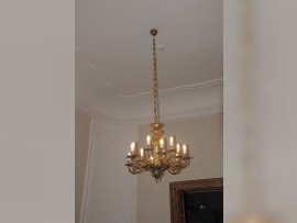 Blick auf einen gegossenen goldenen Kronleuchter aus größerer Entfernung