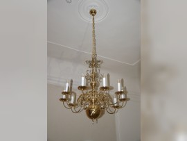 Gesamtansicht eines hellen goldenen holländischen Kronleuchters