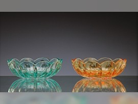 Bunte Glasschalen von Kronleuchtern