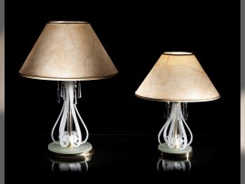Zwei Tischlampen mit Lampenschirmen aus weißem Milchglas