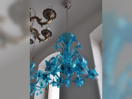 Die Version dieses MURANO-Kronleuchters in Ozeanblau.