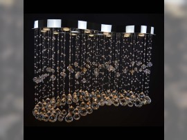 glänzendes silbernes Design eines größeren Kronleuchters mit 12 Glühbirnen - dunkler Hintergrund