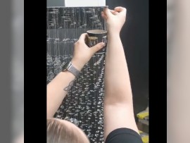 Montage von Kristallkugeln auf einem modernen Kronleuchter aus Edelstahl