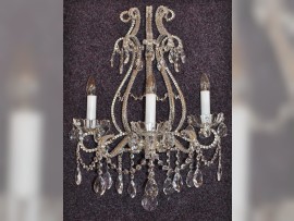 Die 3-armige Kristallwandleuchte mit geschliffenen Kristallperlen.