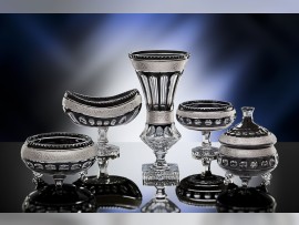 Luxuriöses Glasgeschirr Schwarzes und weißes Glas.