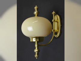 Art-Deco-Wandlampe mit Opalkugel - ausgeschaltet