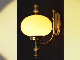 Art-Deco-Wandlampe mit Opalkugel