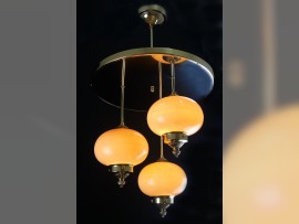 Beleuchteter Art-Deco-Kronleuchter mit drei weißen Kugeln