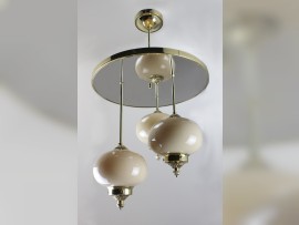 Silberner Art-Deco-Kronleuchter mit drei weißen Kugeln