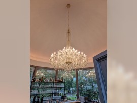 Großer Kristallkronleuchter mit 60 Glühbirnen