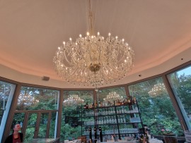 Blick auf einen luxuriösen Kronleuchter aus einem anderen Winkel