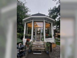 Großer Kronleuchter in der Gartenlaube des Café Hajecek, České Budějovice
