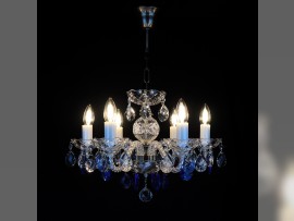 Ein kleiner Kronleuchter aus mattiertem Metall und saphirblauen Verzierungen