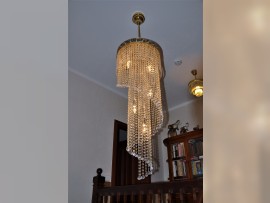kleiner spiralförmiger Kronleuchter mit Aufhängung an einer Stange