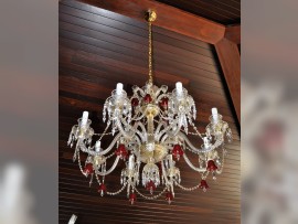 Klarer Baccarat-Kronleuchter mit Rubinglasglocken