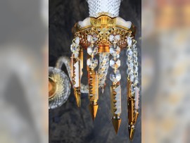 Detail einer Baccarat-Wandleuchte mit bernsteinfarbenen Kristallanhängern