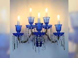 Große blaue 5-armige Baccarat Wandleuchte - in beleuchtetem Zustand