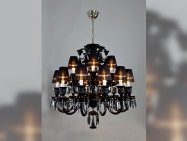 Schwarzer Baccarat-Kronleuchter mit schwarzen Textilschirmen und klaren Kristallprismen
