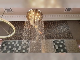 Silberner Spiral-Kronleuchter (18 Glühbirnen) im Innenraum