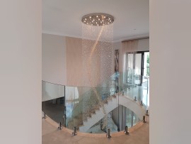 Blick auf den Spiral-Kronleuchter (18 Glühbirnen) vom Korridor im 1.