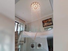 Blick auf den gesamten Spiral-Kronleuchter (18 Glühbirnen, 120 x 270 cm) vom Erdgeschoss aus