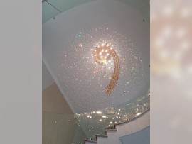 Blick auf die bernsteinfarbene Spirale des Kronleuchters von unten