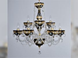 Detail eines Kronleuchters mit Goldverzierung