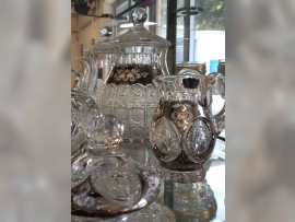 Dekoratives Glas mit Platin verziert