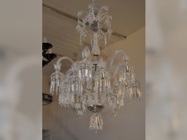 Hoher Baccarat-Kronleuchter mit silbernem Metall