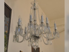 Luxuriöser Kristallkronleuchter Baccarat mit 12 Glasarmen.