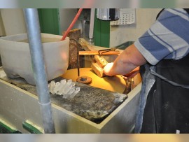 Schleifen von Kristallbesatz von Hand