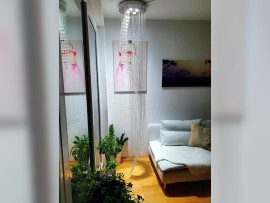 Helix-Kristallkronleuchter im Schlafzimmer neben dem Bett