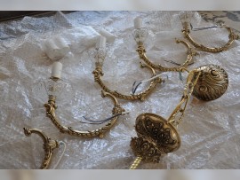 Massiver Messingguss mit hervorgehobenem Relief.
