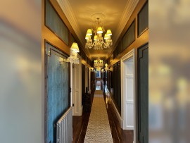Baccarat-Kronleuchter im echten Innenraum eines Luxushauses – Grafschaft Großbritannien (2)
