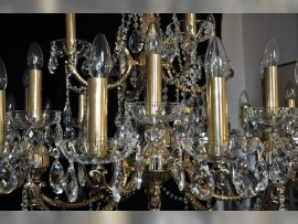 Detail eines großen goldenen 28-Glühbirnen-Kronleuchters - Abdeckrohre